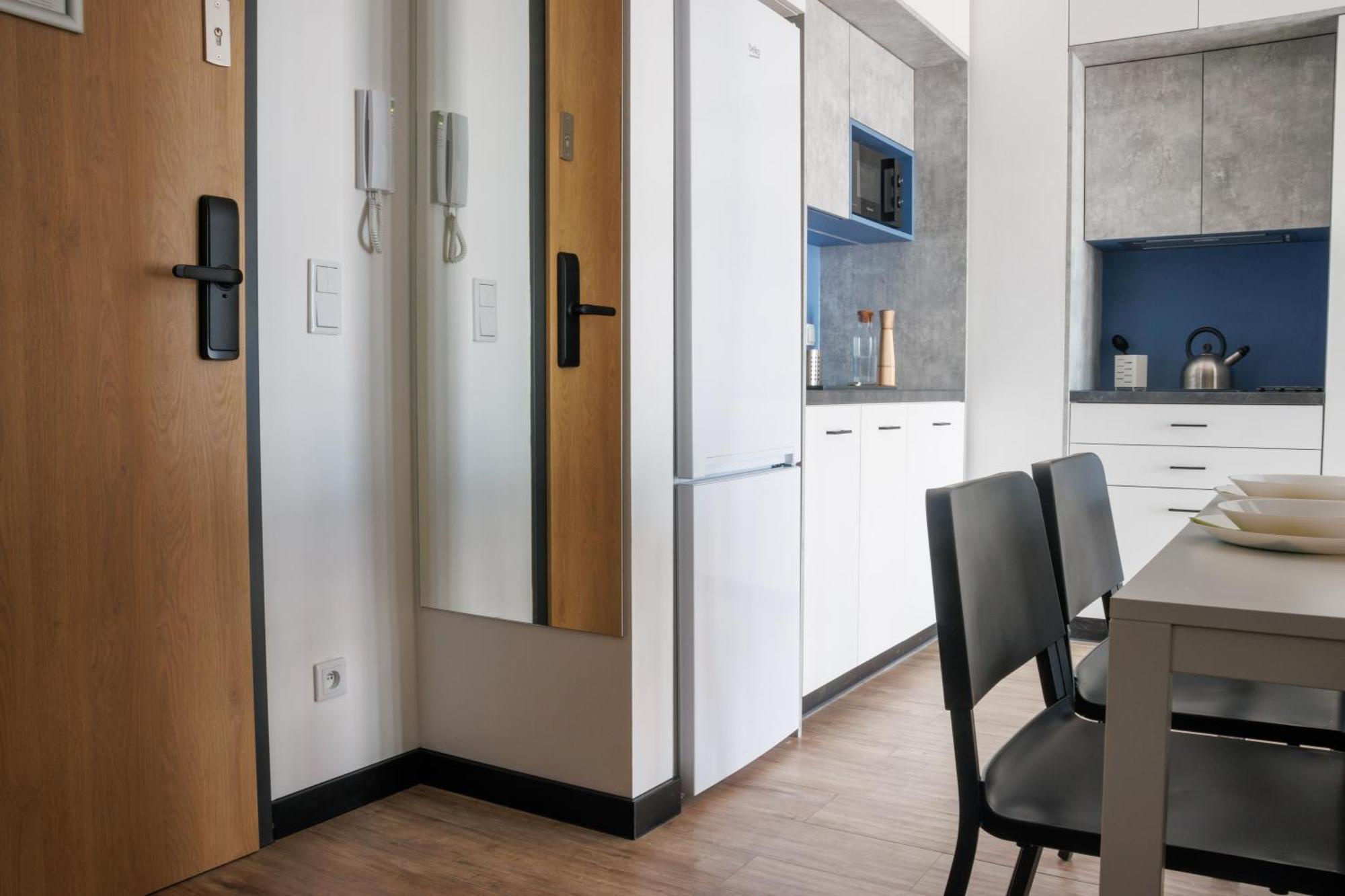 Apartment Zeus Economy *